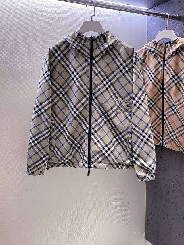 Bur~经典格纹战马贴布Logo双面穿夹克 2025秋装新款 一件外套，两种穿法，把巴家的标志性格调与日常实用性做到极致。经典与简约完美并存.. A面：经典格纹