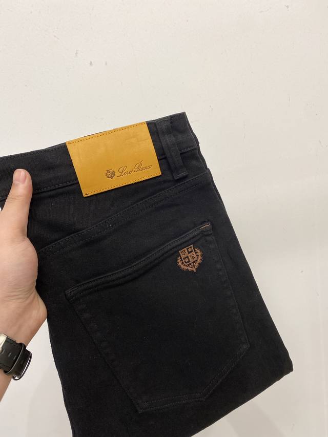 Lp、 2025最新品，专柜同步有售，原单狠货，水洗休闲牛仔裤，进口原版水洗弹力面料，舒适有弹性，原版五金辅料装饰Logo，版型超正，档次极高，专柜品质，上身时