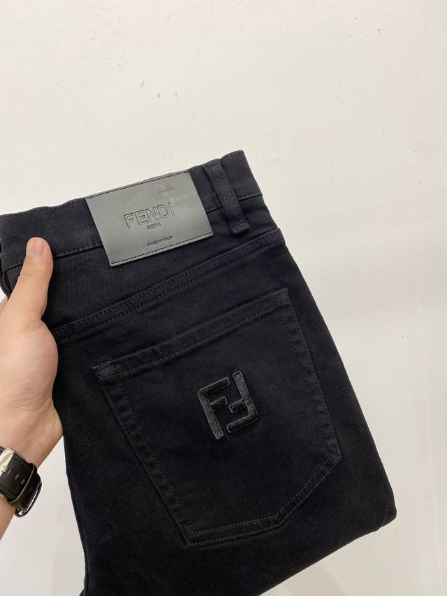 芬迪、 2025最新品，专柜同步有售，原单狠货，水洗休闲牛仔裤，进口原版水洗弹力面料，舒适有弹性，原版五金辅料装饰Logo，版型超正，档次极高，专柜品质，上身时