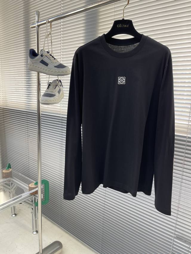 Loew 标识刺绣细节全棉长袖T恤。订织的面料质感好，面料舒适亲肤。 尺码:S-Xxl。 S码衣长66 胸围98 肩宽43 M码衣长68 胸围102 肩宽44