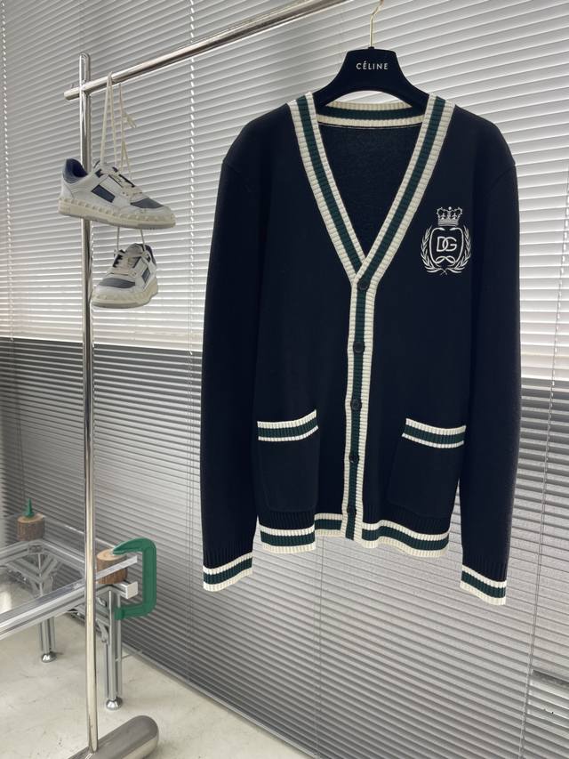 Dg 标识刺绣细节精纺羊毛针织开衫外套。 厚度适中，上手质感很好。 男女同款 码数:S-Xxl 肩宽