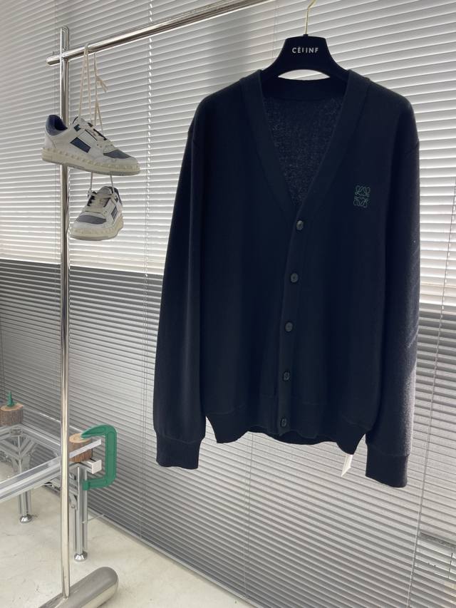 Loew 标识刺绣细节精纺羊毛针织开衫外套。 厚度适中，上手质感很好。 男女同款 码数:S-Xxl 肩宽