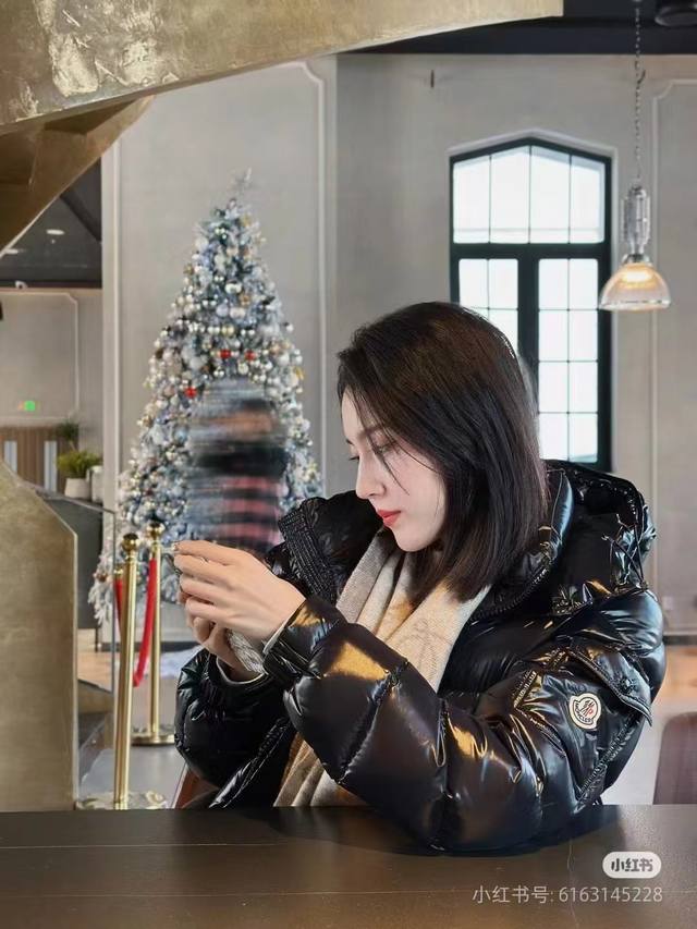 福利特价正常退换 码数1，2-3-4-5码 灰底，无芯片 ｜盟可睐 蒙口 Hanovcrtan短玛雅短款羽绒服 描述： 该款短款派克羽绒采用 Longue Sa