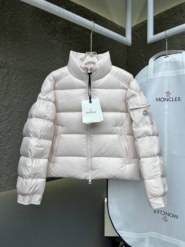 25年新款新品 petra短款羽绒服女款夹克外套 petra短款羽绒夹克采用Super Laqué面料制成，焕新诠释基础款设计。这种功能性尼龙面料质地轻盈，具有