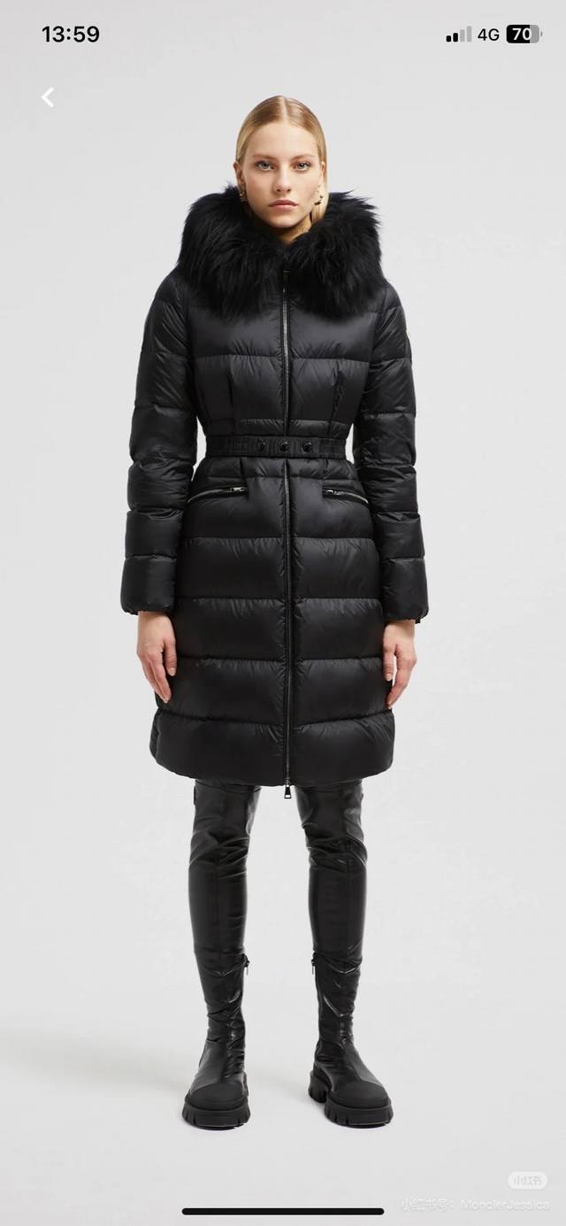 长款 官网图 顶级外贸 Moner Boed系列 秋冬新款连帽配腰带毛领收腰款羽绒服，修身剪裁凸显这款羽绒的气质 毫无蓬松臃肿感更显，轻盈利落 这样的好货来之不