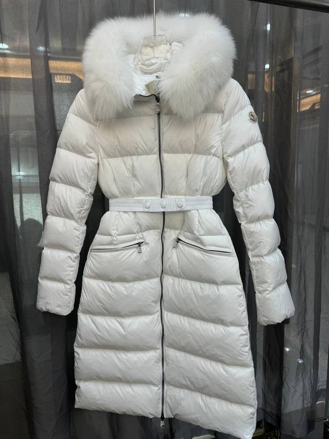 长款 全民 同欢 特级羽绒Moner全新配色 Boedic女士长款 毛领2色可供选择 Boedic女士羽绒采用Longue Saison面料制成，点缀皮毛饰边，