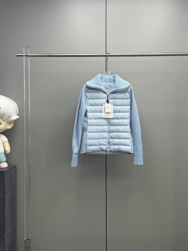 Moncler 蒙口 2025秋冬新款女士翻领针织拼接前后羽绒轻薄外套 以针织勾勒优雅，用羽绒诠释轻盈一四色女士翻领外套，开启冬日新美学 创新针织拼接工艺，羊毛