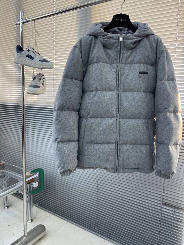 prad 最有故事的羊绒羽绒服，经典中的长青树，每个细节都赋予工匠精神！面料选用12微米针织弹力羊绒羊毛混纺，贴肤感丝毫不输100%纯羊绒，填充90白鹅绒，整件