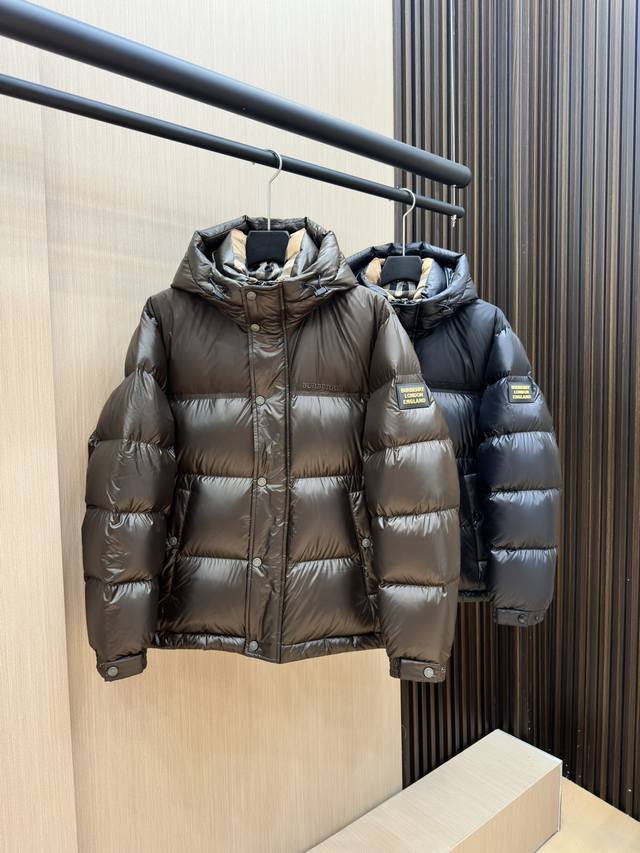 特级羽绒 Burberry博柏利 076撞色胶条字母Logo徽标连帽羽绒服 商品描述 此款羽绒服，内里拼接经典格纹内衬,上身效果真的绝.特级鹅绒填充.填充超级饱