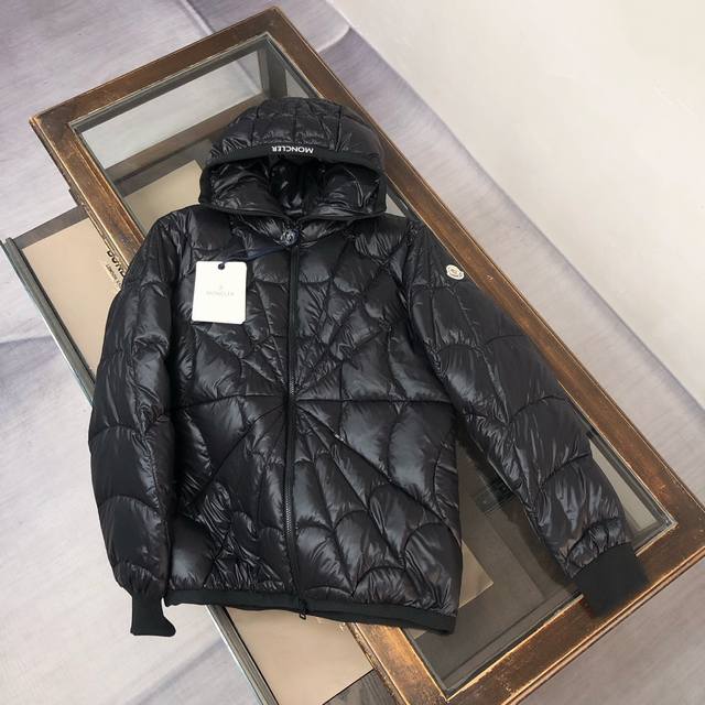 Moncler 蒙口秋冬男装上新，Violier漫威蜘蛛网绗缝连帽羽绒服，最最受重视的款式。又是一款万年常青款，大爆款。90绒填充确保了羽绒服的蓬松感和保暖程度