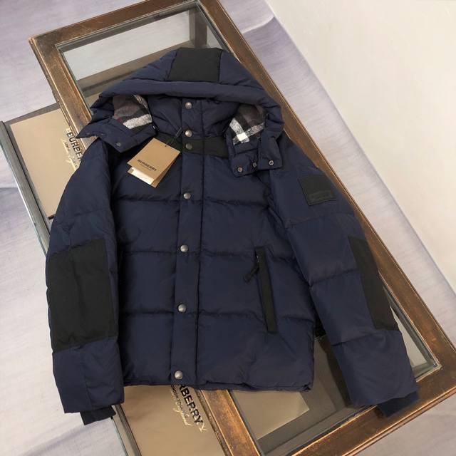 Bur*Berry 巴宝莉 Bbr 专柜同步上新有售！连帽短款羽绒服，原版定制防水尼龙面料，五金辅料原版定制，充绒饱满，内里90白绒填充，舒适保暖的同时还不压身