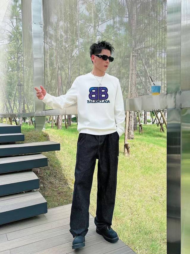 巴黎世家2025秋冬新款圆领卫衣 颜色：黑色 白色 灰色 尺码：M-Xxxl 微阔版型 面料：360克重纯棉面料 纯棉触感 布面平整且挺括有型 p.S：松弛的微