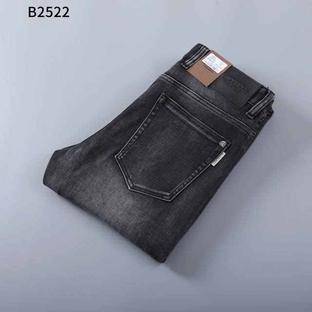 巴宝利 2025早秋新款 男士牛仔裤原厂原布原洗水！进口原版水洗弹力面料，复杂的手工艺叠加，任何一个洗水环节多停留几秒都会变成完全不一样的颜色效果，所以越加珍贵