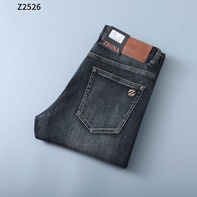 杰尼亚 2025早秋新款 男士牛仔裤原厂原布原洗水！进口原版水洗弹力面料，复杂的手工艺叠加，任何一个洗水环节多停留几秒都会变成完全不一样的颜色效果，所以越加珍贵