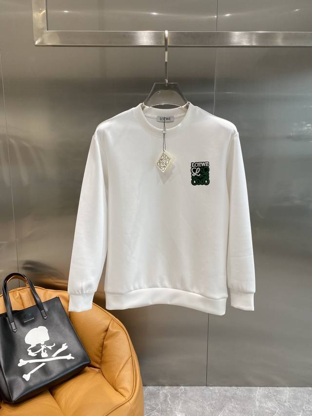 罗家 25秋冬新品空气层 圆领卫衣，正面品牌标识设计，创意重释品牌标志性设计，采用400克重莱赛尔空气层面料，其特性：柔透保暖舒适透气性佳、轻盈有垂感、四重纤维