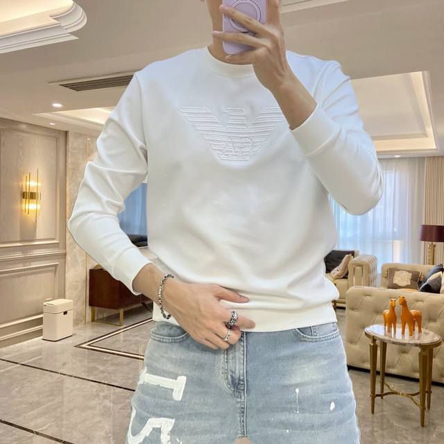 Armani阿马尼 2025秋冬Gw同步卫衣T恤！延续经典！全品相订单款！胸前重工艺Logo设计，高端订制精棉面料，从版型到设计都很有时代的新潮感，不管版型还是