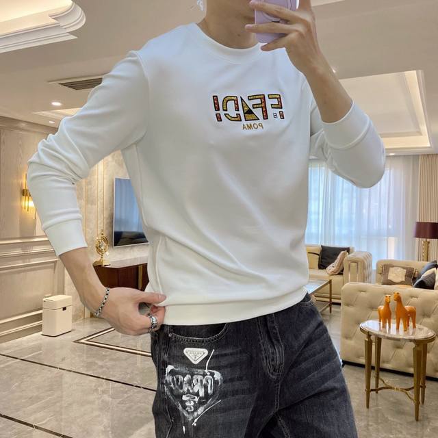 Fend芬迪 2025秋冬Gw同步卫衣T恤！延续经典！全品相订单款！胸前重工艺Logo设计，高端订制精棉面料，从版型到设计都很有时代的新潮感，不管版型还是设计足