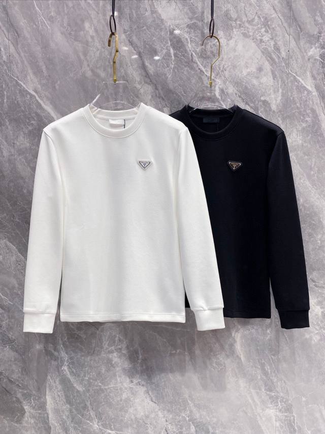 prad普拉达 2025秋冬专柜新款时尚休闲打底衫长袖T恤，精选进口高密度双面拉架棉面料，精致原版Logo打造，舒适性与透气性兼优，柔软抗皱弹性和垂性极佳，无论