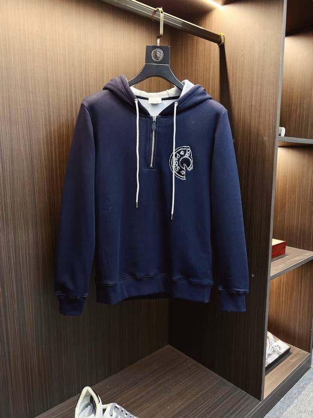 Burberry 巴宝莉 2025秋冬 新款设计感卫衣 官网同步！这款T恤极简主义设计和精美细节于一身。Oversize饰边引人联想蒂罗尔着装细节，召唤摩登新意