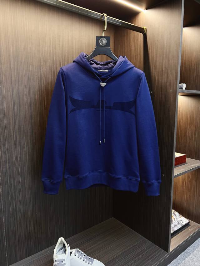 Armani 阿玛尼 2025秋冬 新款设计感卫衣 官网同步！这款T恤极简主义设计和精美细节于一身。Oversize饰边引人联想蒂罗尔着装细节，召唤摩登新意，造