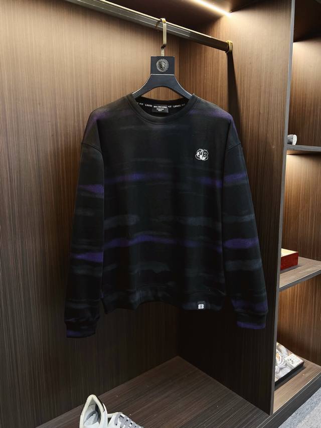 巴黎世家 2025秋冬 新款设计感卫衣 官网同步！这款T恤极简主义设计和精美细节于一身。Oversize饰边引人联想蒂罗尔着装细节，召唤摩登新意，造就不同以往的