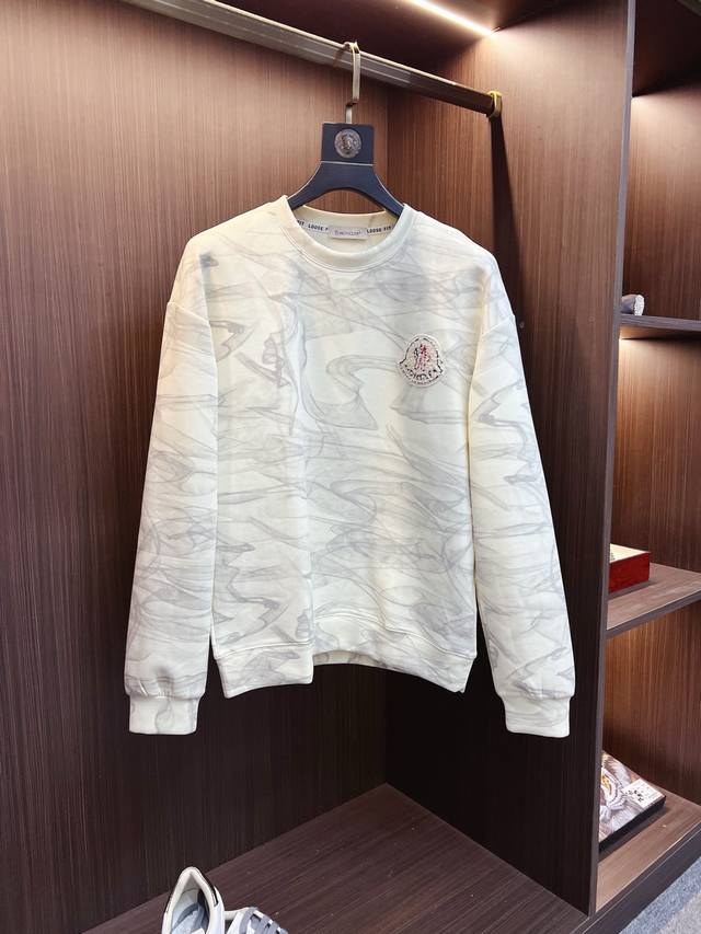 蒙口 2025秋冬 新款设计感卫衣 官网同步！这款T恤极简主义设计和精美细节于一身。Oversize饰边引人联想蒂罗尔着装细节，召唤摩登新意，造就不同以往的概念