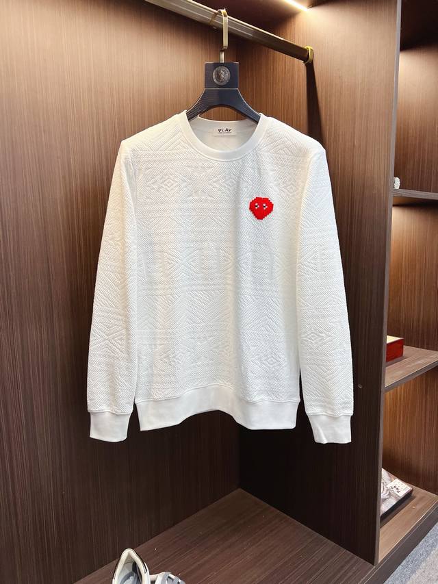 play 2025秋冬 新款设计感卫衣 官网同步！这款T恤极简主义设计和精美细节于一身。Oversize饰边引人联想蒂罗尔着装细节，召唤摩登新意，造就不同以往的