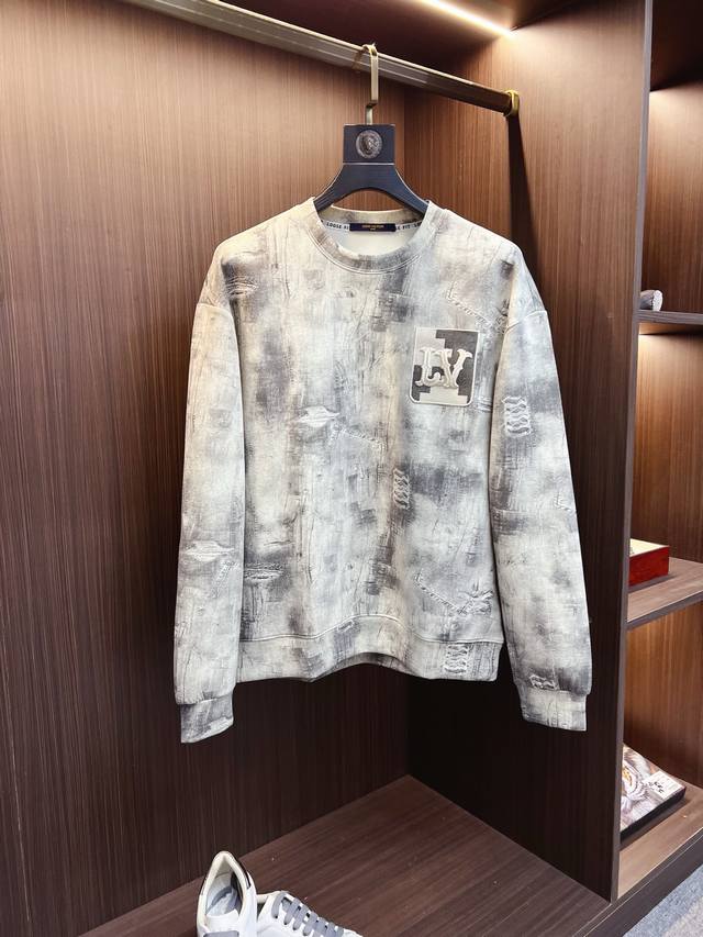 Lv 2025秋冬 新款设计感卫衣 官网同步！这款T恤极简主义设计和精美细节于一身。Oversize饰边引人联想蒂罗尔着装细节，召唤摩登新意，造就不同以往的概念