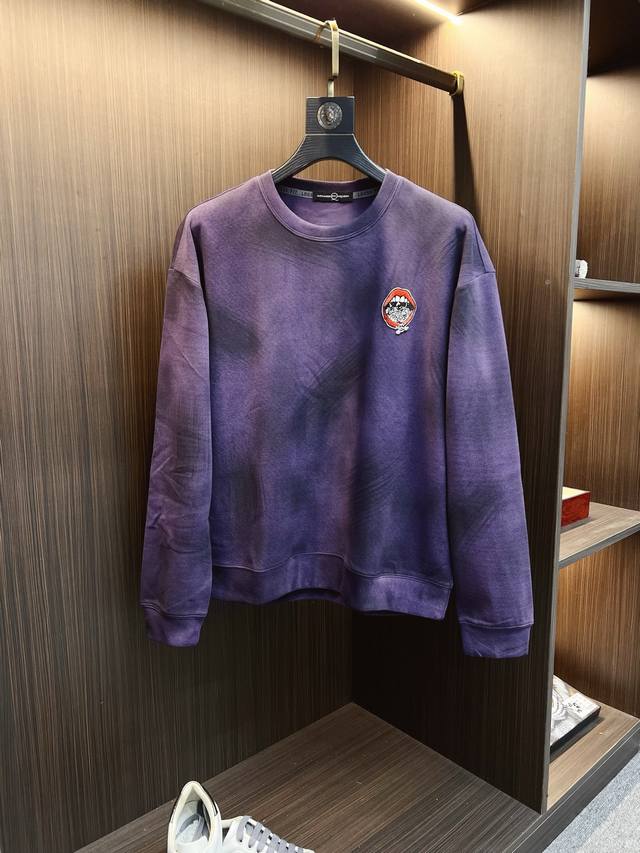 麦昆 2025秋冬 新款设计感卫衣 官网同步！这款T恤极简主义设计和精美细节于一身。Oversize饰边引人联想蒂罗尔着装细节，召唤摩登新意，造就不同以往的概念