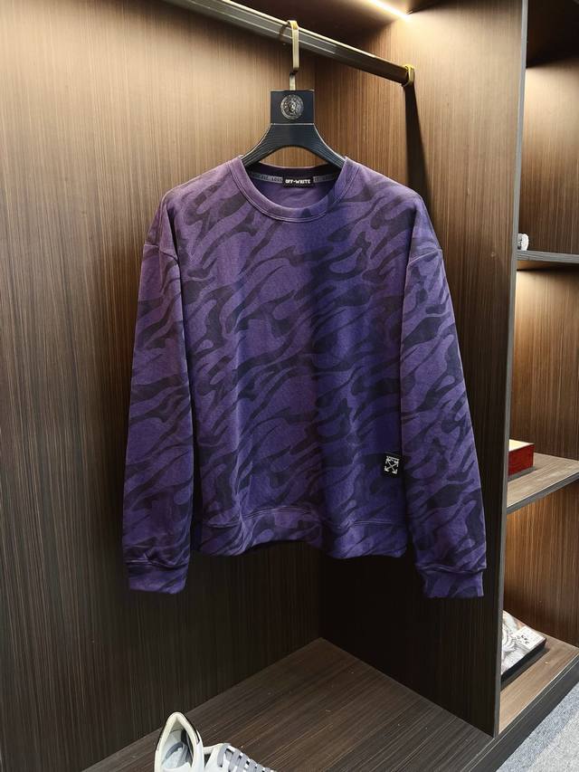 Off 2025秋冬 新款设计感卫衣 官网同步！这款T恤极简主义设计和精美细节于一身。Oversize饰边引人联想蒂罗尔着装细节，召唤摩登新意，造就不同以往的概