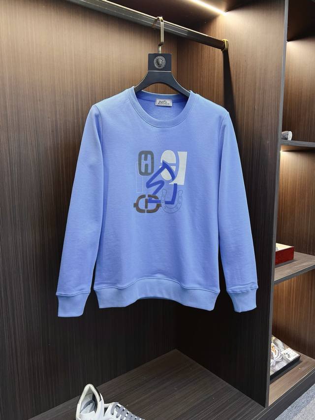 爱马仕 2025秋冬 新款设计感卫衣 官网同步！这款T恤极简主义设计和精美细节于一身。Oversize饰边引人联想蒂罗尔着装细节，召唤摩登新意，造就不同以往的概