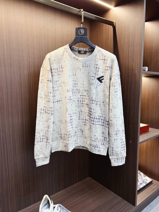 Fendi 芬迪 2025秋冬 新款设计感卫衣 官网同步！这款T恤极简主义设计和精美细节于一身。Oversize饰边引人联想蒂罗尔着装细节，召唤摩登新意，造就不