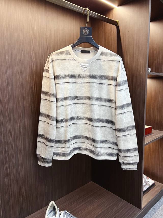 prada 普拉达 2025秋冬 新款设计感卫衣 官网同步！这款T恤极简主义设计和精美细节于一身。Oversize饰边引人联想蒂罗尔着装细节，召唤摩登新意，造就