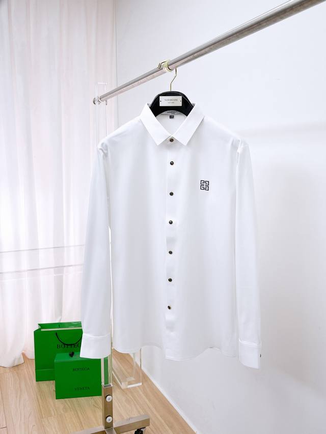 纪梵希 男士衬衫，商务休闲修身款长袖衬衣！ 所有男士必不可缺的一款，宜商务 宜休闲！ 早秋限量新款，都市商务气质款！ 非常稀有的专柜代工直供柜台的订单，省个大几