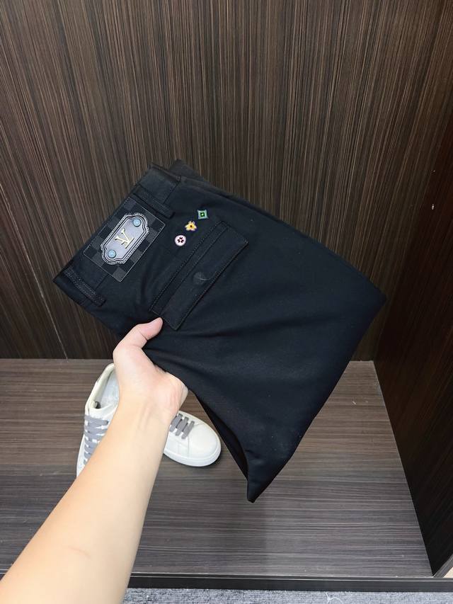 L家Fw大秀中，L家以致敬美国西部文化为主题，带来了一系列 绿松石 产品. 大秀中菲董打造了一系列饰有 绿松石 的西部主题服饰，从外套、衬衫、腰带、裤子 包款到