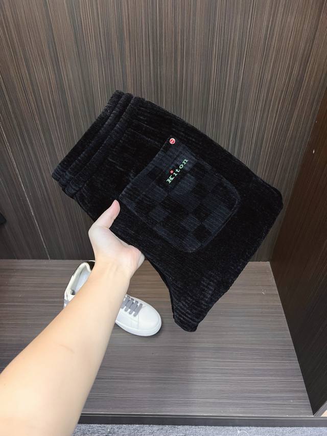 Kiton25年新款.爱上小红扣 新款黑色灯芯绒抽绳休闲裤，贸易公司渠道稀出，小红扣家高端商务主线系列，应季必备的刚需精品，粗条纹灯芯绒洋溢别致复古魅力，丰富材
