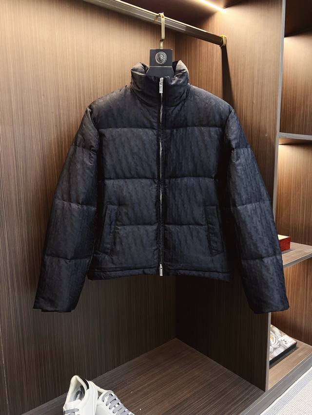 高版本 里布有Logo 配专属防尘袋 25年这款夹克突显 Dior 经典的 Oblique 印花。采用黑色科技提花面料精心制作，背面饰以 Dior 橡胶补丁，搭