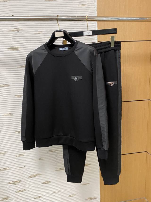 prada 普拉达 爆款套装来袭 专注官网原版 2025全新爆款圆领卫衣套装 原单狠货倾注顶级设计师的精心之作 就为一个贴合、完美的上身效果 全天然优质天丝罗马