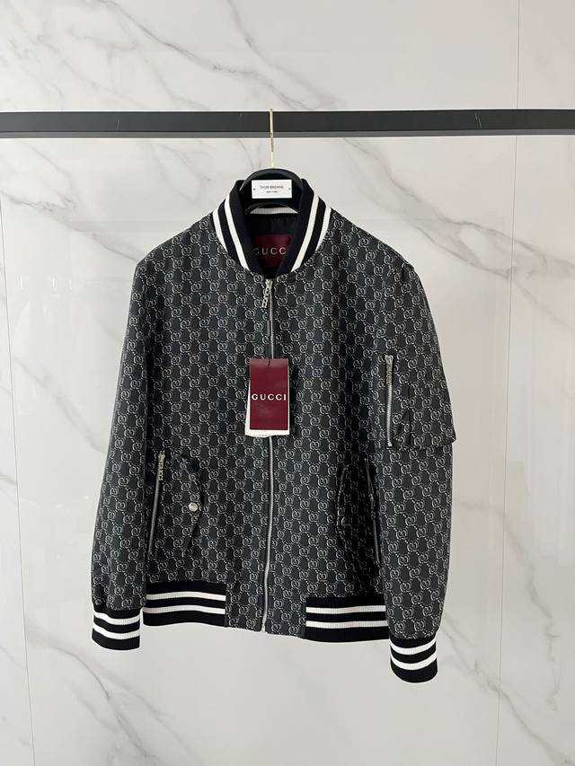 上新 。G家 官网同款，三标齐全！2025春夏新款男士夹克外套，时尚休闲高端版本！专柜定制面料 透气舒适度高，细节无可挑剔，品牌元素设计理念，体现高品质。手感细