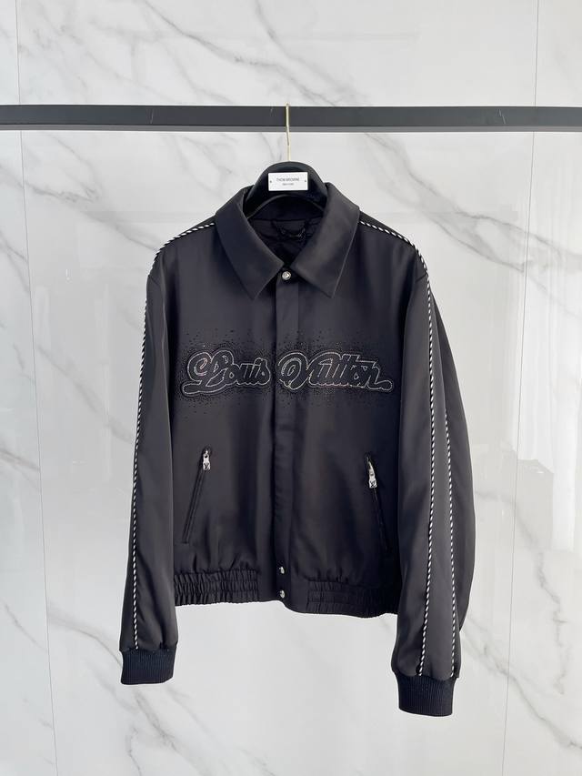 顶级版本 Lv家官网同款，三标齐全！2025新款男士夹克外套，时尚休闲高端版本！专柜定制面料 透气舒适度高，细节无可挑剔，品牌元素设计理念，体现高品质。手感细腻