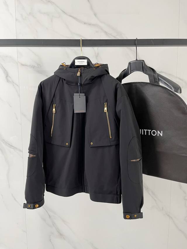 Lv爆款羽绒服 2025秋冬新款原版1:1订制五金配件全进口原版定制 欢迎专柜对比 绝对的高品质 采用顶级95白鸭绒 超柔软 充羽量蓬松饱满 超级重工 面料做工