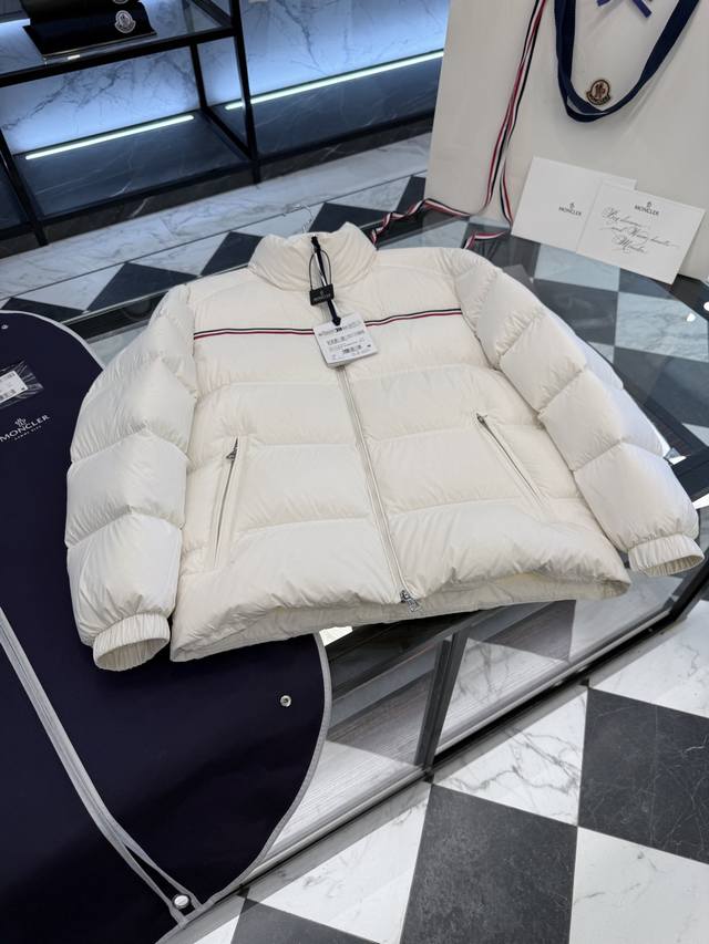 Moncler 2025新款Bouvaque条纹刺绣立领羽绒服.更多细节实拍.