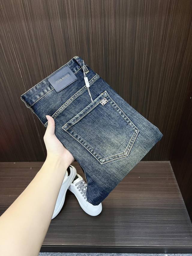 纪梵希 2025 秋冬款新品 专柜有售 实体店极品牛仔裤专柜原版1:1好货，适合各个年龄段。市场最高版本的欧洲进口面料。舒适柔软亲肤，上身效果超级棒时尚百搭，笔