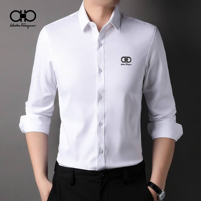 菲拉格慕 2025秋冬新款系列男士精品衬衫。官网同步专柜爆款 订制原版衬衣，采用高级3D工艺 面料顺滑柔软、地质细腻、无论外搭皮衣还是内搭毛衣 单穿都非常漂亮、