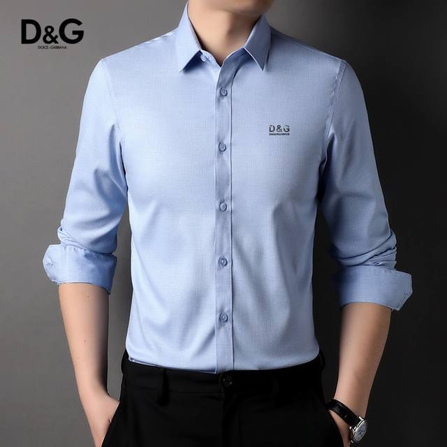 D&G 2025秋冬新款系列男士精品衬衫。官网同步专柜爆款 订制原版衬衣，采用高级3D工艺 面料顺滑柔软、地质细腻、无论外搭皮衣还是内搭毛衣 单穿都非常漂亮、弧