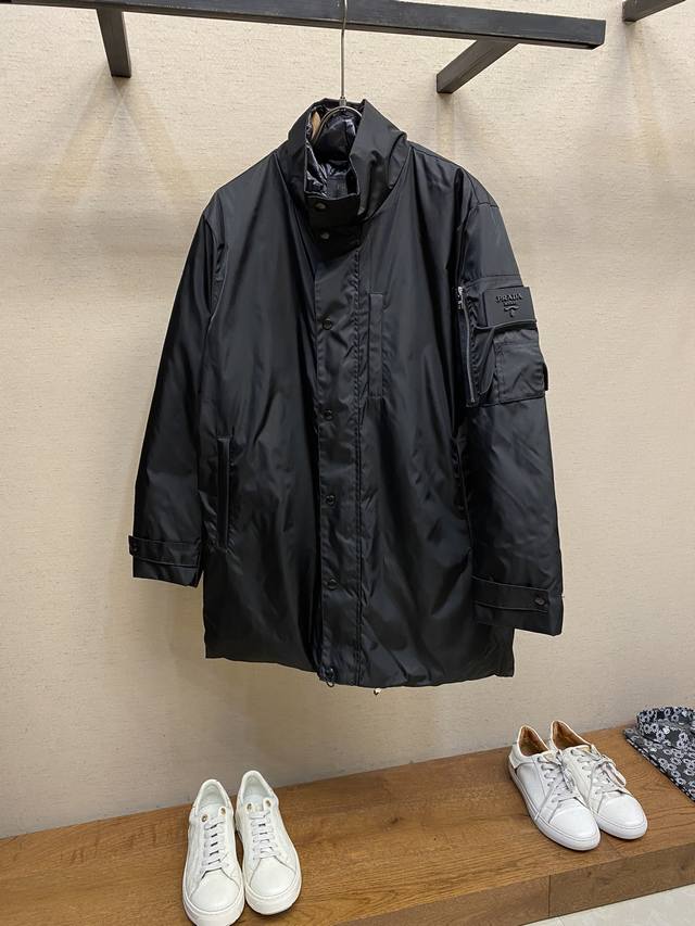 prada、2025年秋冬最新款羽绒服 官网同步款 在售全球订单流出物，客供进口聚脂纤维面料，防水面料，原厂五金配件非常柔软舒适 透气高端90%白鹅绒 两层内胆
