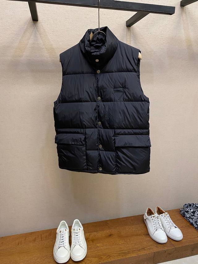 prada，普拉达 25秋冬新款黑标倒三角标识羽绒背心马甲 定制Yb防风防水尼龙材质 白鹅绒填充内里 整件轻薄保暖 按扣翻盖口袋马甲版型 松紧由人 经典长方格压