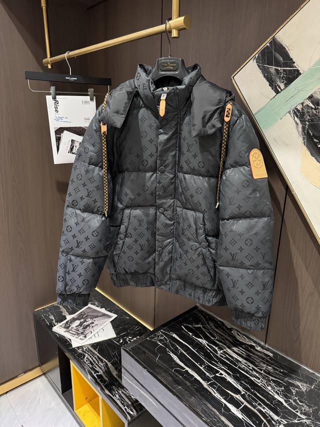LV25S新款男士原单羽绒服 码数M-2Xl 高版本Lv 2025Ss新款Ski滑雪系列暗纹袖章连帽羽绒服，本款夹克于科技面料铺陈全幅Monogram图案，舒软