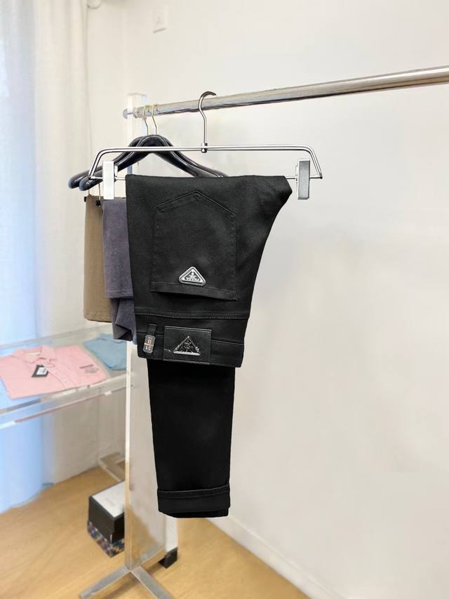 主推.秋冬新款.长期有货 普拉达 高品质 2025官网高端新品原单少数帅爆牛仔裤，百分百原单 百搭神器！今年最新流行的风格设计款式，采用进口棉花制作成的单宁布，