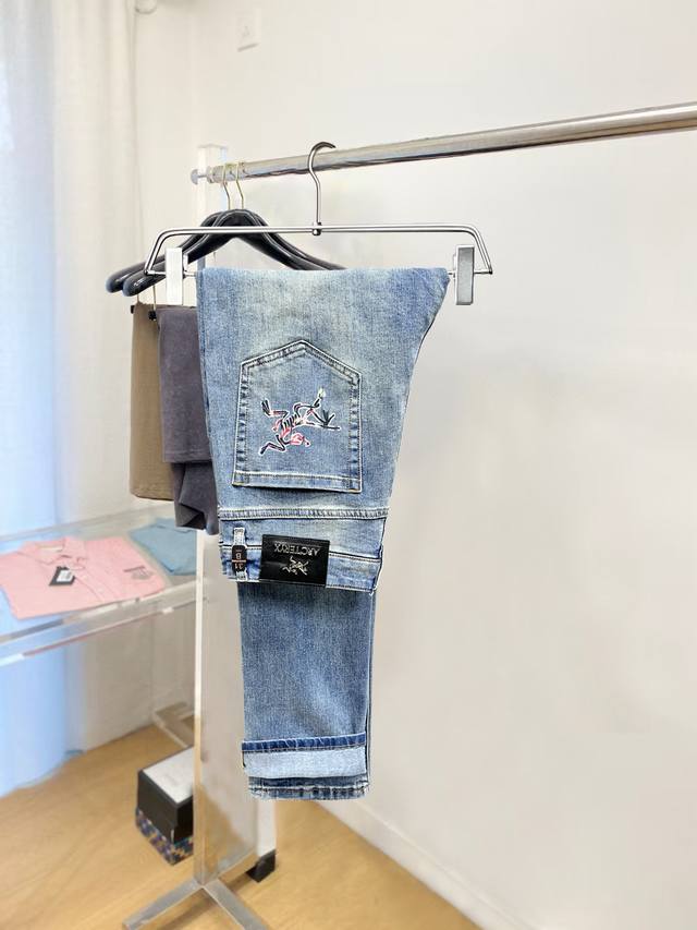 主推.秋冬新款.长期有货 始祖鸟 高品质 2025官网高端新品原单少数帅爆牛仔裤，百分百原单 百搭神器！今年最新流行的风格设计款式，采用进口棉花制作成的单宁布，